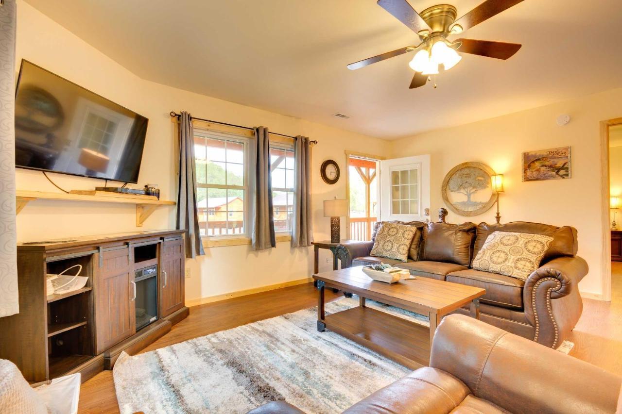 Waterfront With Hot Tub On Tuckasegee River! Holiday home Bryson City