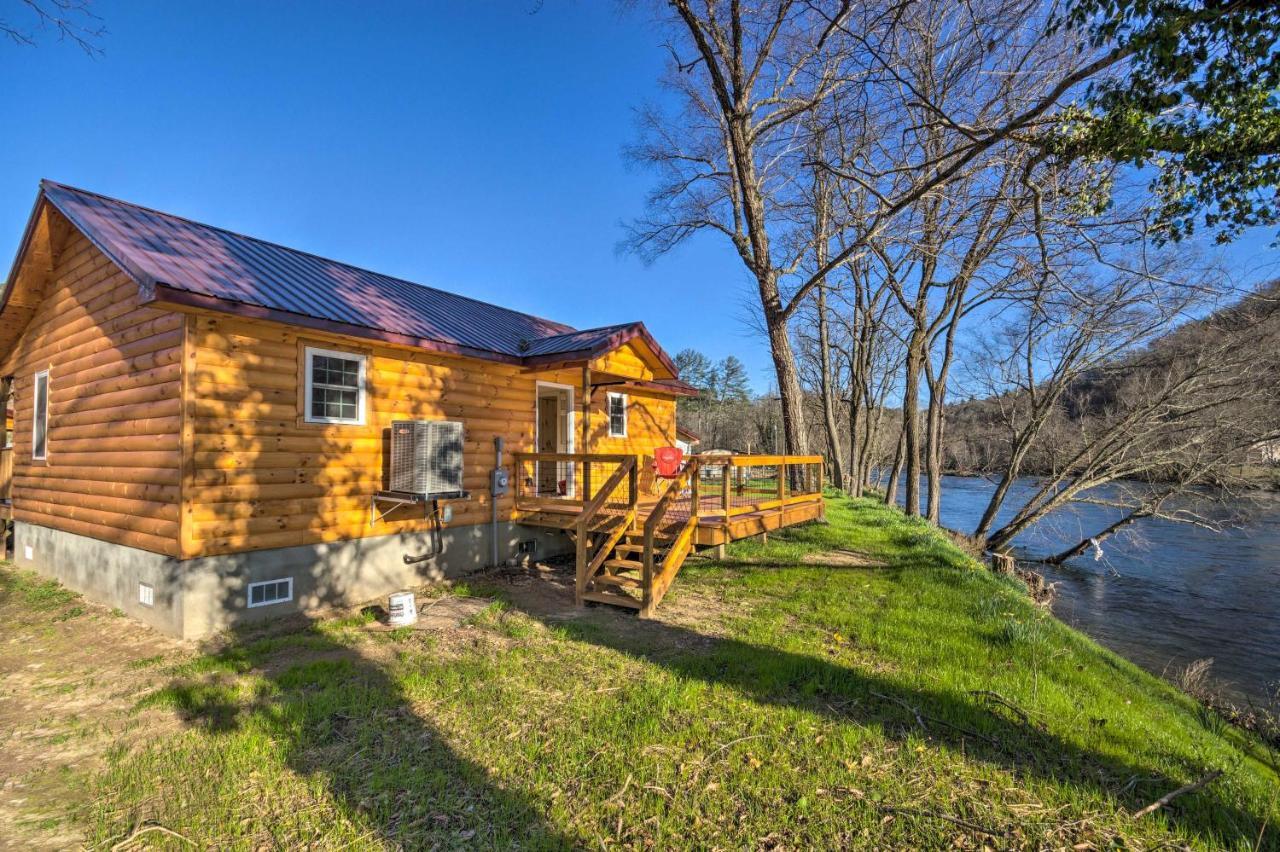 Waterfront With Hot Tub On Tuckasegee River! * Bryson City
