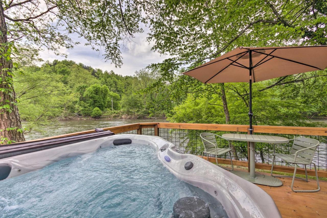 Holiday home Waterfront With Hot Tub On Tuckasegee River! *