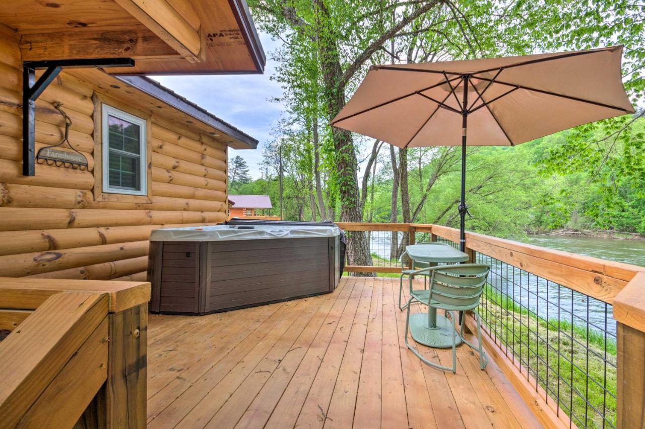 Waterfront With Hot Tub On Tuckasegee River! Holiday home